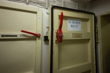 Soğuk Savaş 'ın bir kalıntısı olarak, Na Bulovce Hastanesi' nde 1950 'lerin başında nükleer savaş durumunda hasta ve tıbbi personel barınağı olarak inşa edilmiş bir sığınak var. Bina planları gizliydi, parçalanmaları gerekiyordu. Ortak.