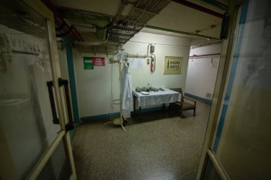 Soğuk Savaş 'ın bir kalıntısı olarak, Na Bulovce Hastanesi' nde 1950 'lerin başında nükleer savaş durumunda hasta ve tıbbi personel barınağı olarak inşa edilmiş bir sığınak var. Bina planları gizliydi, parçalanmaları gerekiyordu. Ortak.