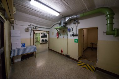 Soğuk Savaş 'ın bir kalıntısı olarak, Na Bulovce Hastanesi' nde 1950 'lerin başında nükleer savaş durumunda hasta ve tıbbi personel barınağı olarak inşa edilmiş bir sığınak var. Bina planları gizliydi, parçalanmaları gerekiyordu. Ortak.