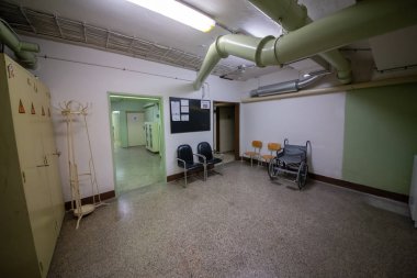 Soğuk Savaş 'ın bir kalıntısı olarak, Na Bulovce Hastanesi' nde 1950 'lerin başında nükleer savaş durumunda hasta ve tıbbi personel barınağı olarak inşa edilmiş bir sığınak var. Bina planları gizliydi, parçalanmaları gerekiyordu. Ortak.