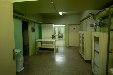 Soğuk Savaş 'ın bir kalıntısı olarak, Na Bulovce Hastanesi' nde 1950 'lerin başında nükleer savaş durumunda hasta ve tıbbi personel barınağı olarak inşa edilmiş bir sığınak var. Bina planları gizliydi, parçalanmaları gerekiyordu. Ortak.