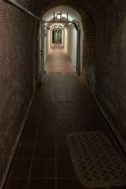 Soğuk Savaş 'ın bir kalıntısı olarak, Na Bulovce Hastanesi' nde 1950 'lerin başında nükleer savaş durumunda hasta ve tıbbi personel barınağı olarak inşa edilmiş bir sığınak var. Bina planları gizliydi, parçalanmaları gerekiyordu. Ortak.