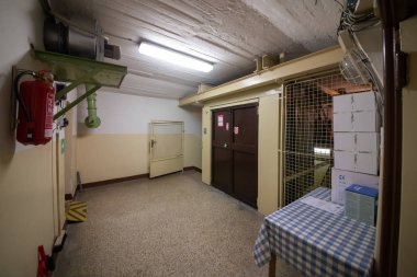 Soğuk Savaş 'ın bir kalıntısı olarak, Na Bulovce Hastanesi' nde 1950 'lerin başında nükleer savaş durumunda hasta ve tıbbi personel barınağı olarak inşa edilmiş bir sığınak var. Bina planları gizliydi, parçalanmaları gerekiyordu. Ortak.