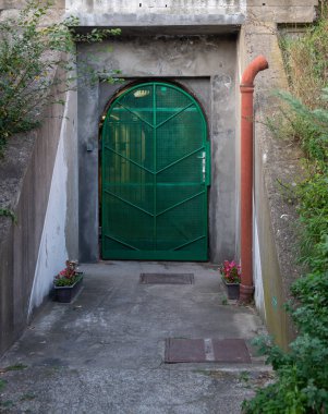 Soğuk Savaş 'ın bir kalıntısı olarak, Na Bulovce Hastanesi' nde 1950 'lerin başında nükleer savaş durumunda hasta ve tıbbi personel barınağı olarak inşa edilmiş bir sığınak var. Bina planları gizliydi, parçalanmaları gerekiyordu. Ortak.