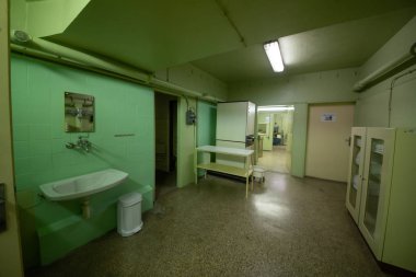 Soğuk Savaş 'ın bir kalıntısı olarak, Na Bulovce Hastanesi' nde 1950 'lerin başında nükleer savaş durumunda hasta ve tıbbi personel barınağı olarak inşa edilmiş bir sığınak var. Bina planları gizliydi, parçalanmaları gerekiyordu. Ortak.