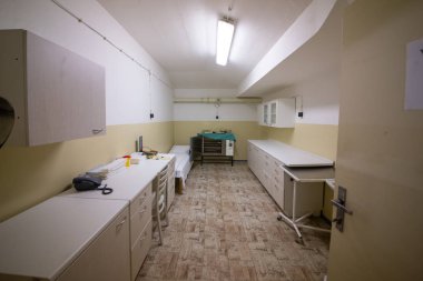 Soğuk Savaş 'ın bir kalıntısı olarak, Na Bulovce Hastanesi' nde 1950 'lerin başında nükleer savaş durumunda hasta ve tıbbi personel barınağı olarak inşa edilmiş bir sığınak var. Bina planları gizliydi, parçalanmaları gerekiyordu. Ortak.