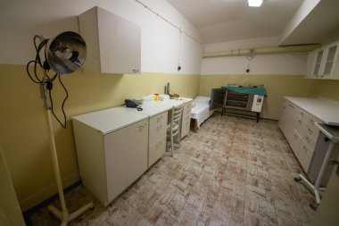 Soğuk Savaş 'ın bir kalıntısı olarak, Na Bulovce Hastanesi' nde 1950 'lerin başında nükleer savaş durumunda hasta ve tıbbi personel barınağı olarak inşa edilmiş bir sığınak var. Bina planları gizliydi, parçalanmaları gerekiyordu. Ortak.