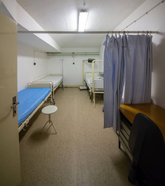 Soğuk Savaş 'ın bir kalıntısı olarak, Na Bulovce Hastanesi' nde 1950 'lerin başında nükleer savaş durumunda hasta ve tıbbi personel barınağı olarak inşa edilmiş bir sığınak var. Bina planları gizliydi, parçalanmaları gerekiyordu. Ortak.