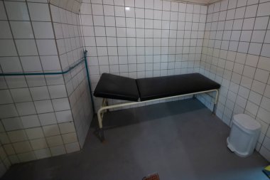 Soğuk Savaş 'ın bir kalıntısı olarak, Na Bulovce Hastanesi' nde 1950 'lerin başında nükleer savaş durumunda hasta ve tıbbi personel barınağı olarak inşa edilmiş bir sığınak var. Bina planları gizliydi, parçalanmaları gerekiyordu. Ortak.