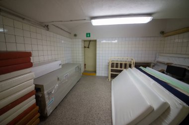 Soğuk Savaş 'ın bir kalıntısı olarak, Na Bulovce Hastanesi' nde 1950 'lerin başında nükleer savaş durumunda hasta ve tıbbi personel barınağı olarak inşa edilmiş bir sığınak var. Bina planları gizliydi, parçalanmaları gerekiyordu. Ortak.