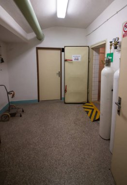 Soğuk Savaş 'ın bir kalıntısı olarak, Na Bulovce Hastanesi' nde 1950 'lerin başında nükleer savaş durumunda hasta ve tıbbi personel barınağı olarak inşa edilmiş bir sığınak var. Bina planları gizliydi, parçalanmaları gerekiyordu. Ortak.