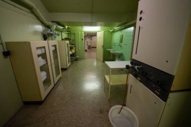 Soğuk Savaş 'ın bir kalıntısı olarak, Na Bulovce Hastanesi' nde 1950 'lerin başında nükleer savaş durumunda hasta ve tıbbi personel barınağı olarak inşa edilmiş bir sığınak var. Bina planları gizliydi, parçalanmaları gerekiyordu. Ortak.