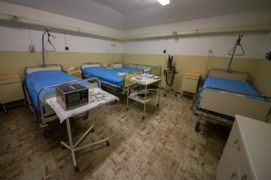 Soğuk Savaş 'ın bir kalıntısı olarak, Na Bulovce Hastanesi' nde 1950 'lerin başında nükleer savaş durumunda hasta ve tıbbi personel barınağı olarak inşa edilmiş bir sığınak var. Bina planları gizliydi, parçalanmaları gerekiyordu. Ortak.