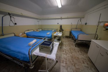 Soğuk Savaş 'ın bir kalıntısı olarak, Na Bulovce Hastanesi' nde 1950 'lerin başında nükleer savaş durumunda hasta ve tıbbi personel barınağı olarak inşa edilmiş bir sığınak var. Bina planları gizliydi, parçalanmaları gerekiyordu. Ortak.