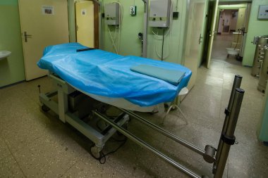 Soğuk Savaş 'ın bir kalıntısı olarak, Na Bulovce Hastanesi' nde 1950 'lerin başında nükleer savaş durumunda hasta ve tıbbi personel barınağı olarak inşa edilmiş bir sığınak var. Bina planları gizliydi, parçalanmaları gerekiyordu. Ortak.