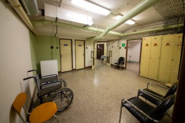 Soğuk Savaş 'ın bir kalıntısı olarak, Na Bulovce Hastanesi' nde 1950 'lerin başında nükleer savaş durumunda hasta ve tıbbi personel barınağı olarak inşa edilmiş bir sığınak var. Bina planları gizliydi, parçalanmaları gerekiyordu. Ortak.