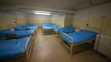 Soğuk Savaş 'ın bir kalıntısı olarak, Na Bulovce Hastanesi' nde 1950 'lerin başında nükleer savaş durumunda hasta ve tıbbi personel barınağı olarak inşa edilmiş bir sığınak var. Bina planları gizliydi, parçalanmaları gerekiyordu. Ortak.