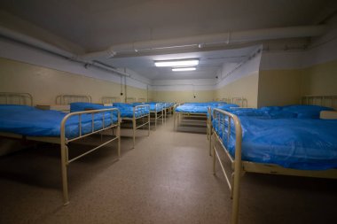 Soğuk Savaş 'ın bir kalıntısı olarak, Na Bulovce Hastanesi' nde 1950 'lerin başında nükleer savaş durumunda hasta ve tıbbi personel barınağı olarak inşa edilmiş bir sığınak var. Bina planları gizliydi, parçalanmaları gerekiyordu. Ortak.