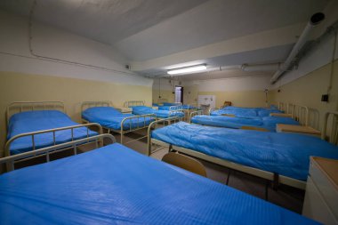 Soğuk Savaş 'ın bir kalıntısı olarak, Na Bulovce Hastanesi' nde 1950 'lerin başında nükleer savaş durumunda hasta ve tıbbi personel barınağı olarak inşa edilmiş bir sığınak var. Bina planları gizliydi, parçalanmaları gerekiyordu. Ortak.