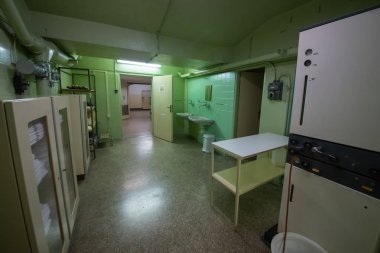 Soğuk Savaş 'ın bir kalıntısı olarak, Na Bulovce Hastanesi' nde 1950 'lerin başında nükleer savaş durumunda hasta ve tıbbi personel barınağı olarak inşa edilmiş bir sığınak var. Bina planları gizliydi, parçalanmaları gerekiyordu. Ortak.