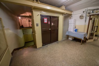 Soğuk Savaş 'ın bir kalıntısı olarak, Na Bulovce Hastanesi' nde 1950 'lerin başında nükleer savaş durumunda hasta ve tıbbi personel barınağı olarak inşa edilmiş bir sığınak var. Bina planları gizliydi, parçalanmaları gerekiyordu. Ortak.