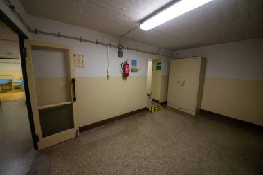 Soğuk Savaş 'ın bir kalıntısı olarak, Na Bulovce Hastanesi' nde 1950 'lerin başında nükleer savaş durumunda hasta ve tıbbi personel barınağı olarak inşa edilmiş bir sığınak var. Bina planları gizliydi, parçalanmaları gerekiyordu. Ortak.