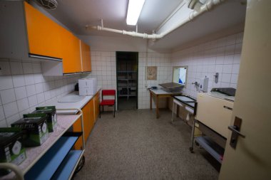 Soğuk Savaş 'ın bir kalıntısı olarak, Na Bulovce Hastanesi' nde 1950 'lerin başında nükleer savaş durumunda hasta ve tıbbi personel barınağı olarak inşa edilmiş bir sığınak var. Bina planları gizliydi, parçalanmaları gerekiyordu. Ortak.