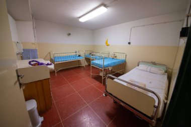 Soğuk Savaş 'ın bir kalıntısı olarak, Na Bulovce Hastanesi' nde 1950 'lerin başında nükleer savaş durumunda hasta ve tıbbi personel barınağı olarak inşa edilmiş bir sığınak var. Bina planları gizliydi, parçalanmaları gerekiyordu. Ortak.