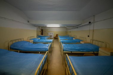 Soğuk Savaş 'ın bir kalıntısı olarak, Na Bulovce Hastanesi' nde 1950 'lerin başında nükleer savaş durumunda hasta ve tıbbi personel barınağı olarak inşa edilmiş bir sığınak var. Bina planları gizliydi, parçalanmaları gerekiyordu. Ortak.