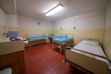 Soğuk Savaş 'ın bir kalıntısı olarak, Na Bulovce Hastanesi' nde 1950 'lerin başında nükleer savaş durumunda hasta ve tıbbi personel barınağı olarak inşa edilmiş bir sığınak var. Bina planları gizliydi, parçalanmaları gerekiyordu. Ortak.