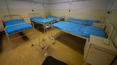 Soğuk Savaş 'ın bir kalıntısı olarak, Na Bulovce Hastanesi' nde 1950 'lerin başında nükleer savaş durumunda hasta ve tıbbi personel barınağı olarak inşa edilmiş bir sığınak var. Bina planları gizliydi, parçalanmaları gerekiyordu. Ortak.