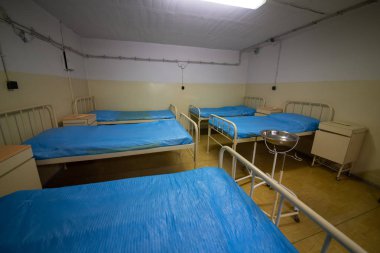 Soğuk Savaş 'ın bir kalıntısı olarak, Na Bulovce Hastanesi' nde 1950 'lerin başında nükleer savaş durumunda hasta ve tıbbi personel barınağı olarak inşa edilmiş bir sığınak var. Bina planları gizliydi, parçalanmaları gerekiyordu. Ortak.