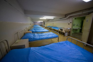 Soğuk Savaş 'ın bir kalıntısı olarak, Na Bulovce Hastanesi' nde 1950 'lerin başında nükleer savaş durumunda hasta ve tıbbi personel barınağı olarak inşa edilmiş bir sığınak var. Bina planları gizliydi, parçalanmaları gerekiyordu. Ortak.