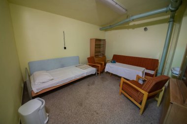 Soğuk Savaş 'ın bir kalıntısı olarak, Na Bulovce Hastanesi' nde 1950 'lerin başında nükleer savaş durumunda hasta ve tıbbi personel barınağı olarak inşa edilmiş bir sığınak var. Bina planları gizliydi, parçalanmaları gerekiyordu. Ortak.