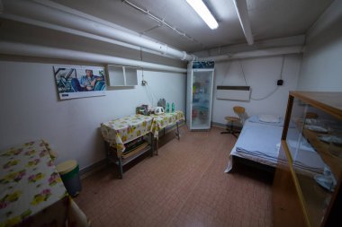 Soğuk Savaş 'ın bir kalıntısı olarak, Na Bulovce Hastanesi' nde 1950 'lerin başında nükleer savaş durumunda hasta ve tıbbi personel barınağı olarak inşa edilmiş bir sığınak var. Bina planları gizliydi, parçalanmaları gerekiyordu. Ortak.