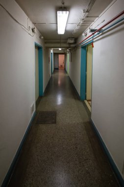 Soğuk Savaş 'ın bir kalıntısı olarak, Na Bulovce Hastanesi' nde 1950 'lerin başında nükleer savaş durumunda hasta ve tıbbi personel barınağı olarak inşa edilmiş bir sığınak var. Bina planları gizliydi, parçalanmaları gerekiyordu. Ortak.