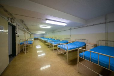 Soğuk Savaş 'ın bir kalıntısı olarak, Na Bulovce Hastanesi' nde 1950 'lerin başında nükleer savaş durumunda hasta ve tıbbi personel barınağı olarak inşa edilmiş bir sığınak var. Bina planları gizliydi, parçalanmaları gerekiyordu. Ortak.