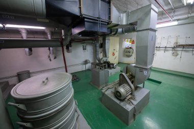 Soğuk Savaş 'ın bir kalıntısı olarak, Na Bulovce Hastanesi' nde 1950 'lerin başında nükleer savaş durumunda hasta ve tıbbi personel barınağı olarak inşa edilmiş bir sığınak var. Bina planları gizliydi, parçalanmaları gerekiyordu. Ortak.