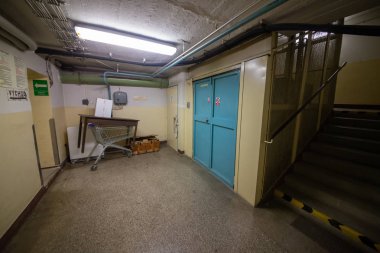 Soğuk Savaş 'ın bir kalıntısı olarak, Na Bulovce Hastanesi' nde 1950 'lerin başında nükleer savaş durumunda hasta ve tıbbi personel barınağı olarak inşa edilmiş bir sığınak var. Bina planları gizliydi, parçalanmaları gerekiyordu. Ortak.