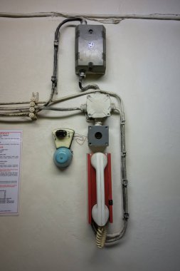 Soğuk Savaş 'ın bir kalıntısı olarak, Na Bulovce Hastanesi' nde 1950 'lerin başında nükleer savaş durumunda hasta ve tıbbi personel barınağı olarak inşa edilmiş bir sığınak var. Bina planları gizliydi, parçalanmaları gerekiyordu. Ortak.