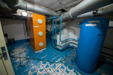 Soğuk Savaş 'ın bir kalıntısı olarak, Na Bulovce Hastanesi' nde 1950 'lerin başında nükleer savaş durumunda hasta ve tıbbi personel barınağı olarak inşa edilmiş bir sığınak var. Bina planları gizliydi, parçalanmaları gerekiyordu. Ortak.