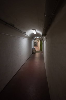 Soğuk Savaş 'ın bir kalıntısı olarak, Na Bulovce Hastanesi' nde 1950 'lerin başında nükleer savaş durumunda hasta ve tıbbi personel barınağı olarak inşa edilmiş bir sığınak var. Bina planları gizliydi, parçalanmaları gerekiyordu. Ortak.