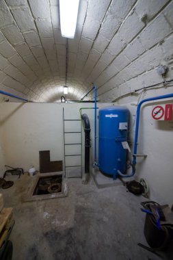 Soğuk Savaş 'ın bir kalıntısı olarak, Na Bulovce Hastanesi' nde 1950 'lerin başında nükleer savaş durumunda hasta ve tıbbi personel barınağı olarak inşa edilmiş bir sığınak var. Bina planları gizliydi, parçalanmaları gerekiyordu. Ortak.