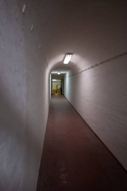 Soğuk Savaş 'ın bir kalıntısı olarak, Na Bulovce Hastanesi' nde 1950 'lerin başında nükleer savaş durumunda hasta ve tıbbi personel barınağı olarak inşa edilmiş bir sığınak var. Bina planları gizliydi, parçalanmaları gerekiyordu. Ortak.