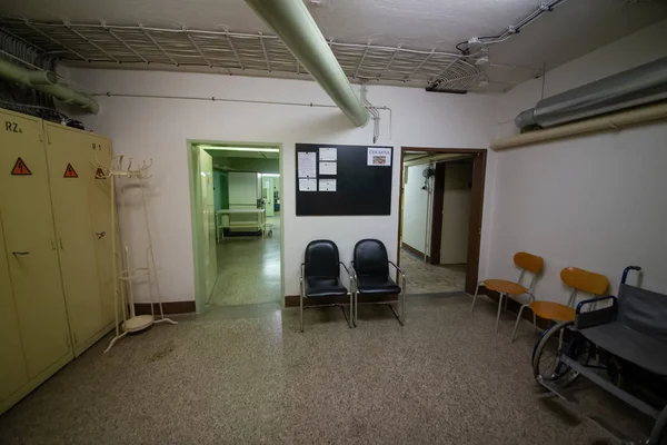 Soğuk Savaş 'ın bir kalıntısı olarak, Na Bulovce Hastanesi' nde 1950 'lerin başında nükleer savaş durumunda hasta ve tıbbi personel barınağı olarak inşa edilmiş bir sığınak var. Bina planları gizliydi, parçalanmaları gerekiyordu. Ortak.