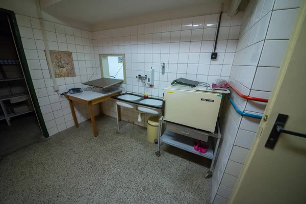 Soğuk Savaş 'ın bir kalıntısı olarak, Na Bulovce Hastanesi' nde 1950 'lerin başında nükleer savaş durumunda hasta ve tıbbi personel barınağı olarak inşa edilmiş bir sığınak var. Bina planları gizliydi, parçalanmaları gerekiyordu. Ortak.