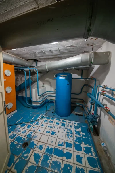 Soğuk Savaş 'ın bir kalıntısı olarak, Na Bulovce Hastanesi' nde 1950 'lerin başında nükleer savaş durumunda hasta ve tıbbi personel barınağı olarak inşa edilmiş bir sığınak var. Bina planları gizliydi, parçalanmaları gerekiyordu. Ortak.