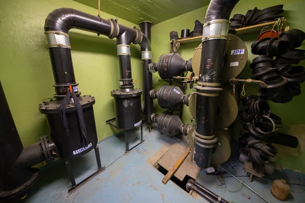 Soğuk Savaş 'ın bir kalıntısı olarak, Na Bulovce Hastanesi' nde 1950 'lerin başında nükleer savaş durumunda hasta ve tıbbi personel barınağı olarak inşa edilmiş bir sığınak var. Bina planları gizliydi, parçalanmaları gerekiyordu. Ortak.