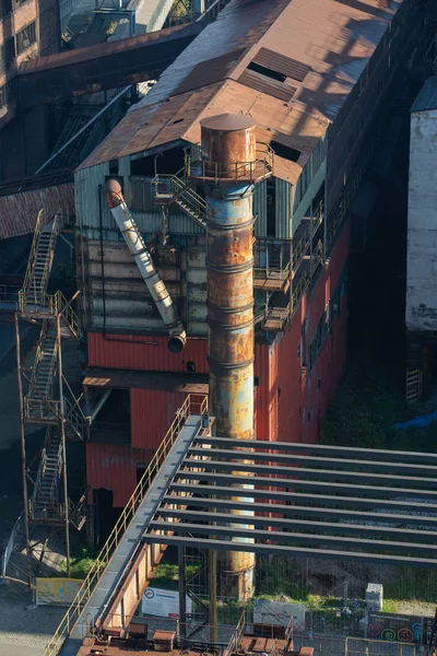 下维多科维奇 Lower Vitkovice 是位于捷克共和国奥斯特拉瓦维多科维奇地区的一个国家工业遗址 它包括一个广阔的工业区Vitkovice炼铁厂 拥有独特的工业建筑收藏 一组T — 图库照片