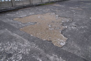 Su deposundan dışarı sarkan D1 otoyolunun yanında harap olmuş ve tamamen gereksiz bir köprü var. İnşaata 1939 'da başlandı ve tamamlanmasına sadece 30 metre kaldı! Ancak diğer kıyıya hiç ulaşamadı.